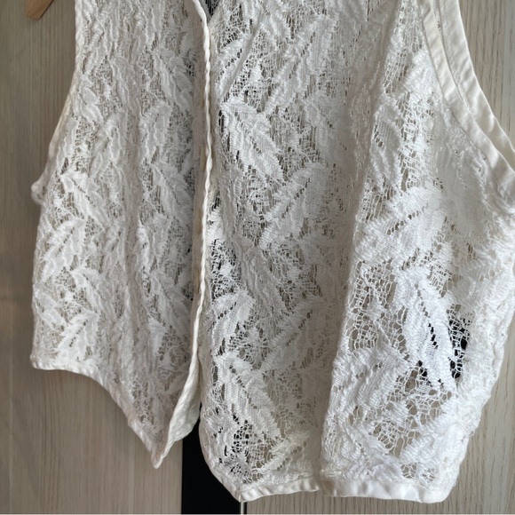 Vintagee Lace Vest Top - Picture 3 of 3